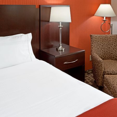 Holiday Inn Express Maspeth By Ihg Нью-Йорк Экстерьер фото
