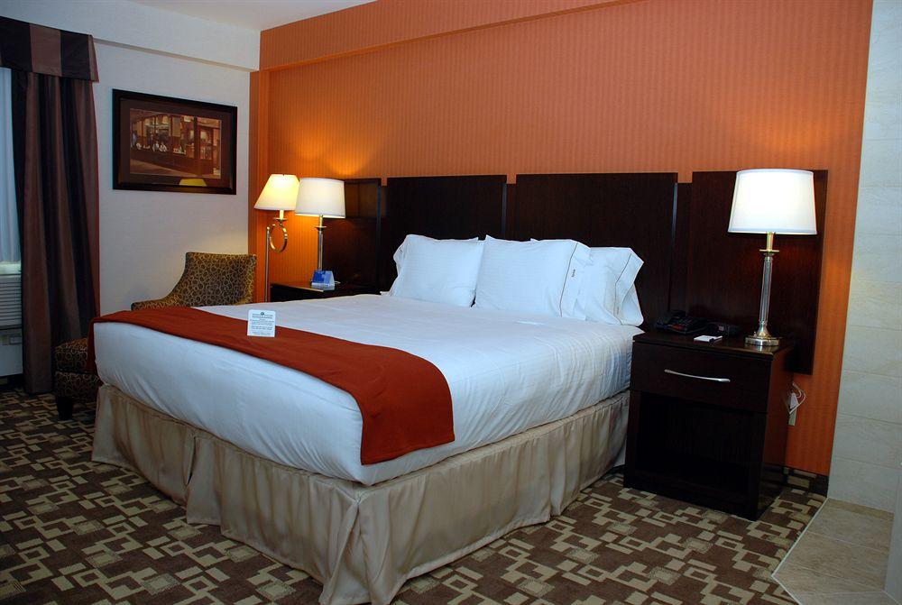 Holiday Inn Express Maspeth By Ihg Нью-Йорк Экстерьер фото