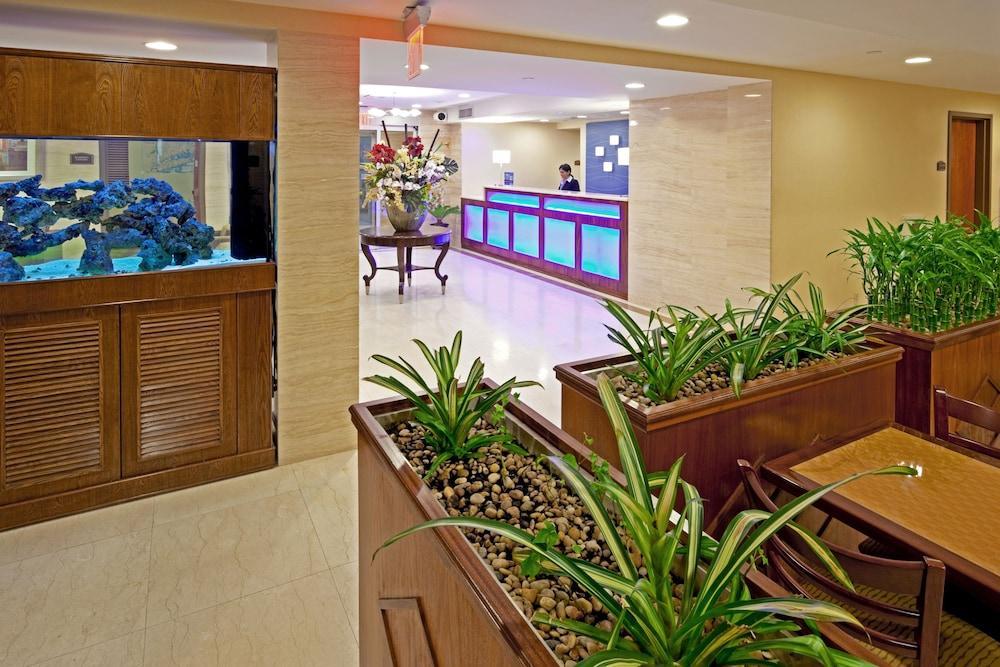 Holiday Inn Express Maspeth By Ihg Нью-Йорк Экстерьер фото