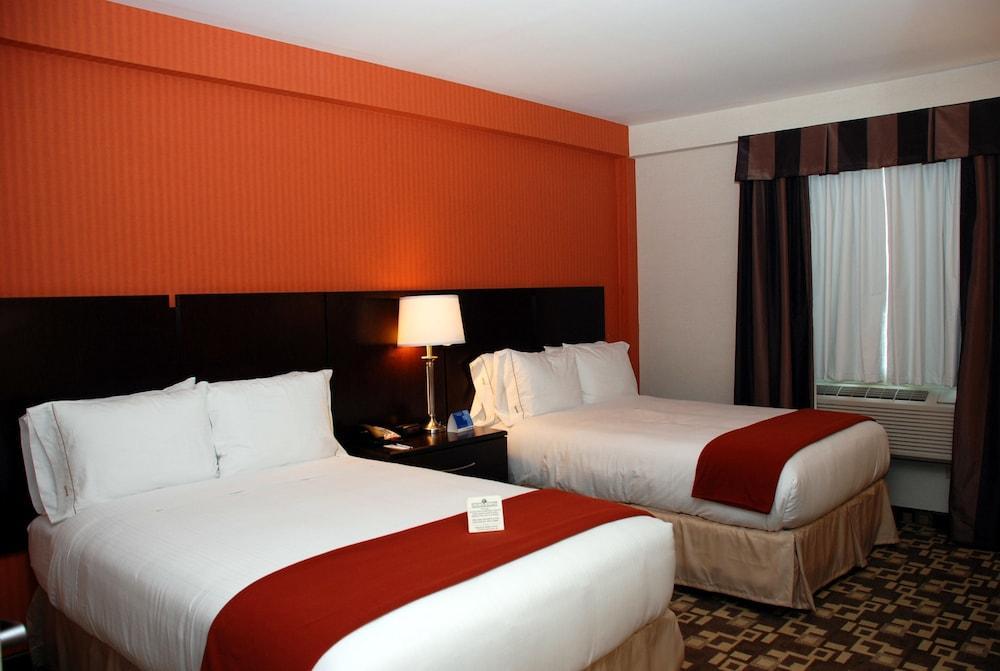 Holiday Inn Express Maspeth By Ihg Нью-Йорк Экстерьер фото