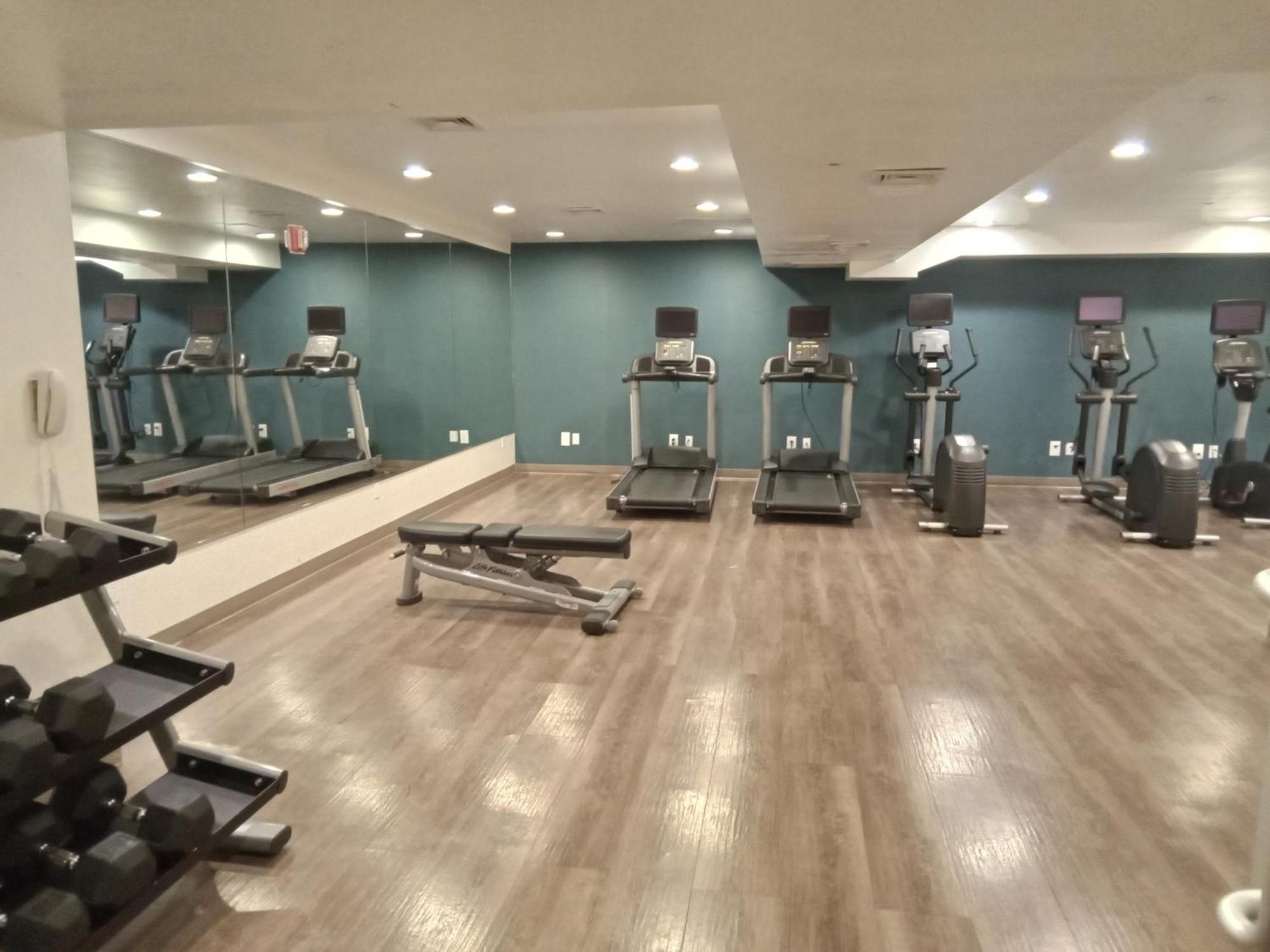 Holiday Inn Express Maspeth By Ihg Нью-Йорк Экстерьер фото