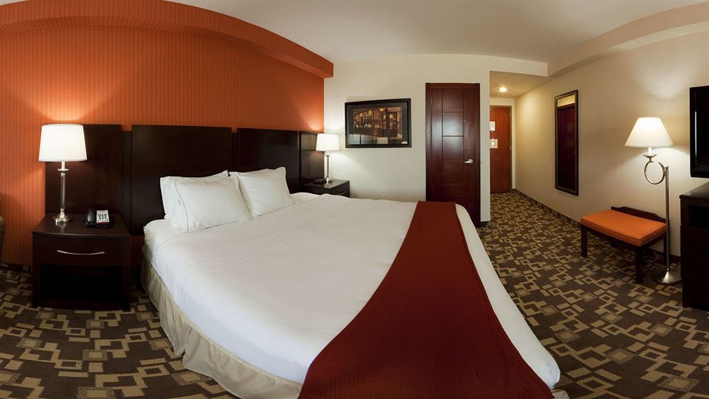Holiday Inn Express Maspeth By Ihg Нью-Йорк Экстерьер фото