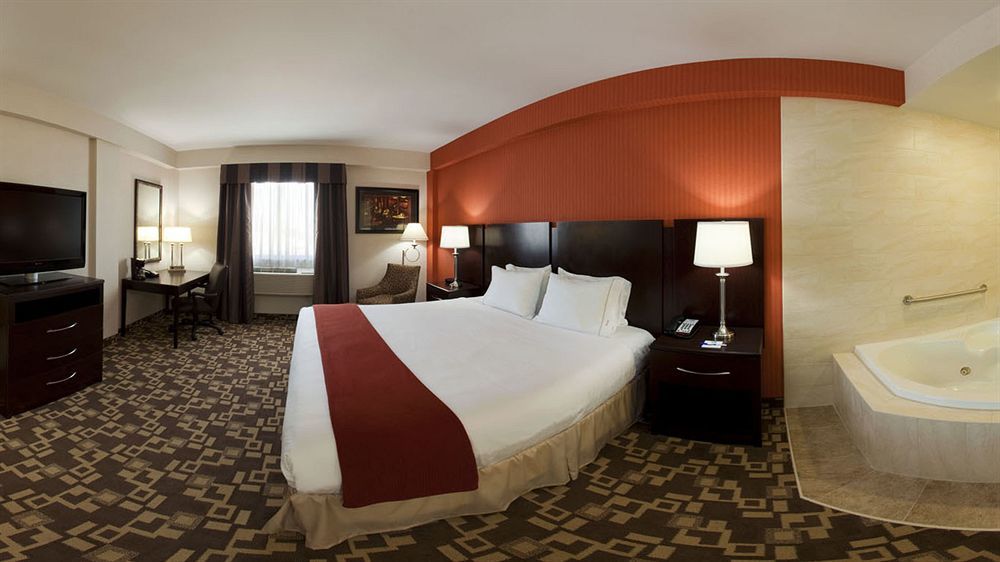 Holiday Inn Express Maspeth By Ihg Нью-Йорк Экстерьер фото