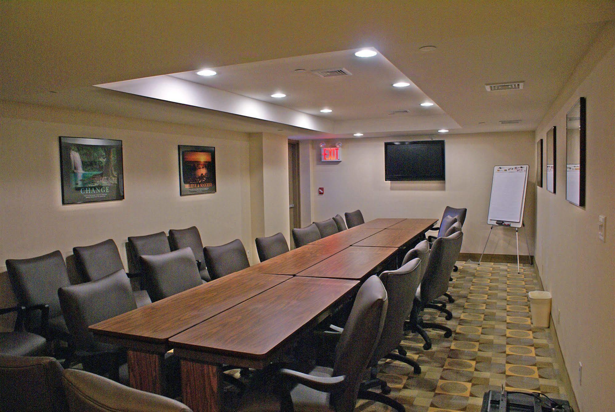 Holiday Inn Express Maspeth By Ihg Нью-Йорк Экстерьер фото