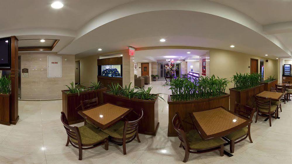 Holiday Inn Express Maspeth By Ihg Нью-Йорк Экстерьер фото